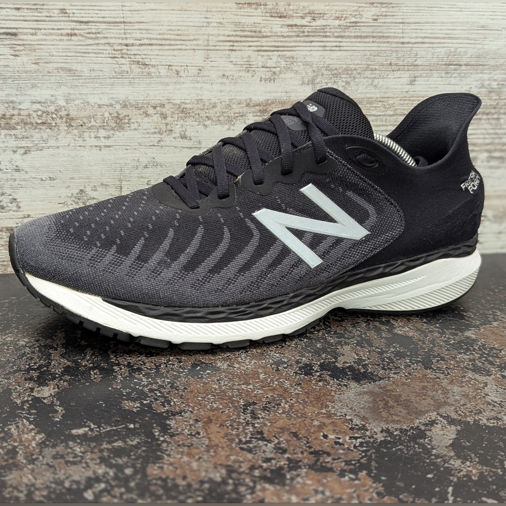 New Balance Men's Black and White Athletic Trainer